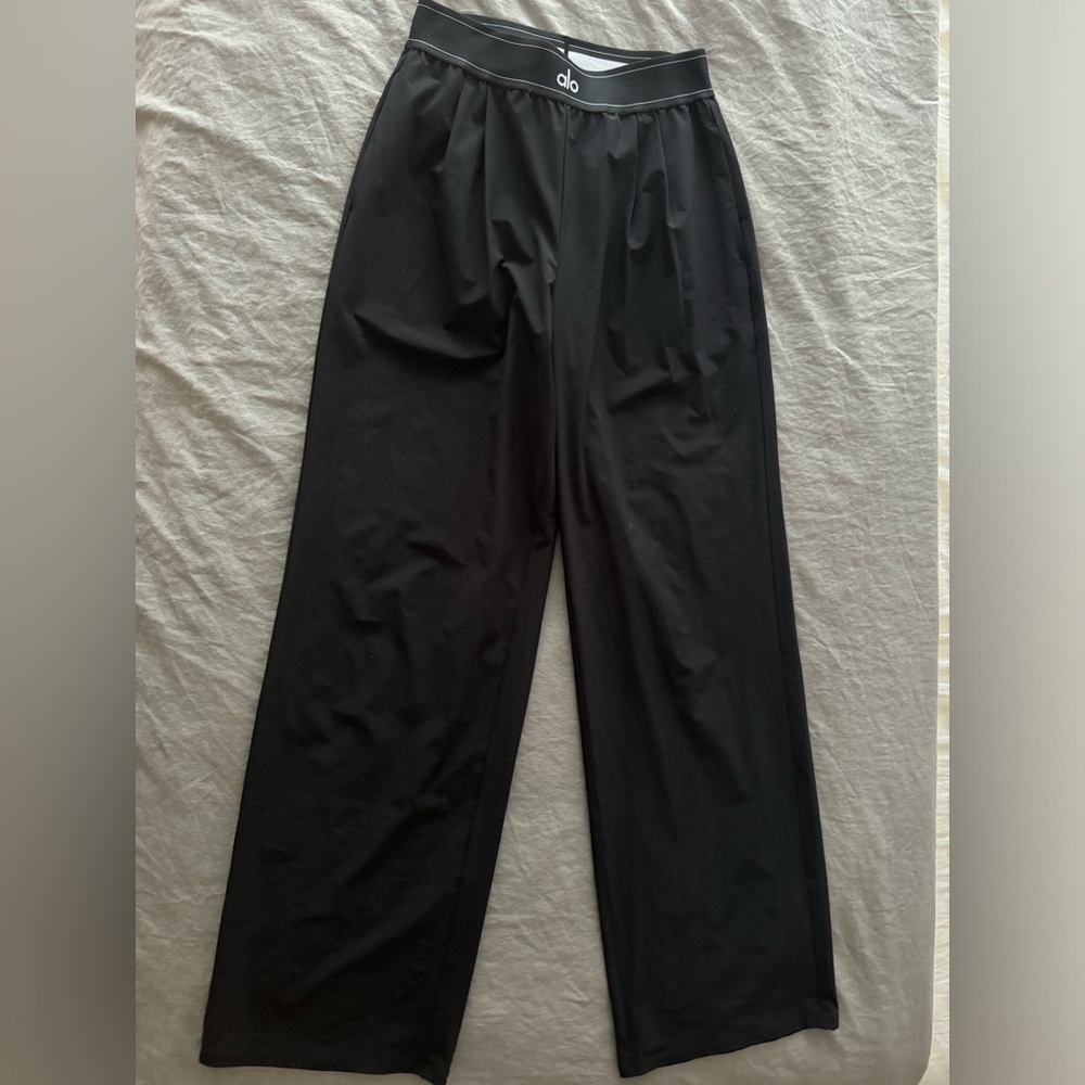 Pantalon jambe large, tissu très confortable, trop long pour moi .
